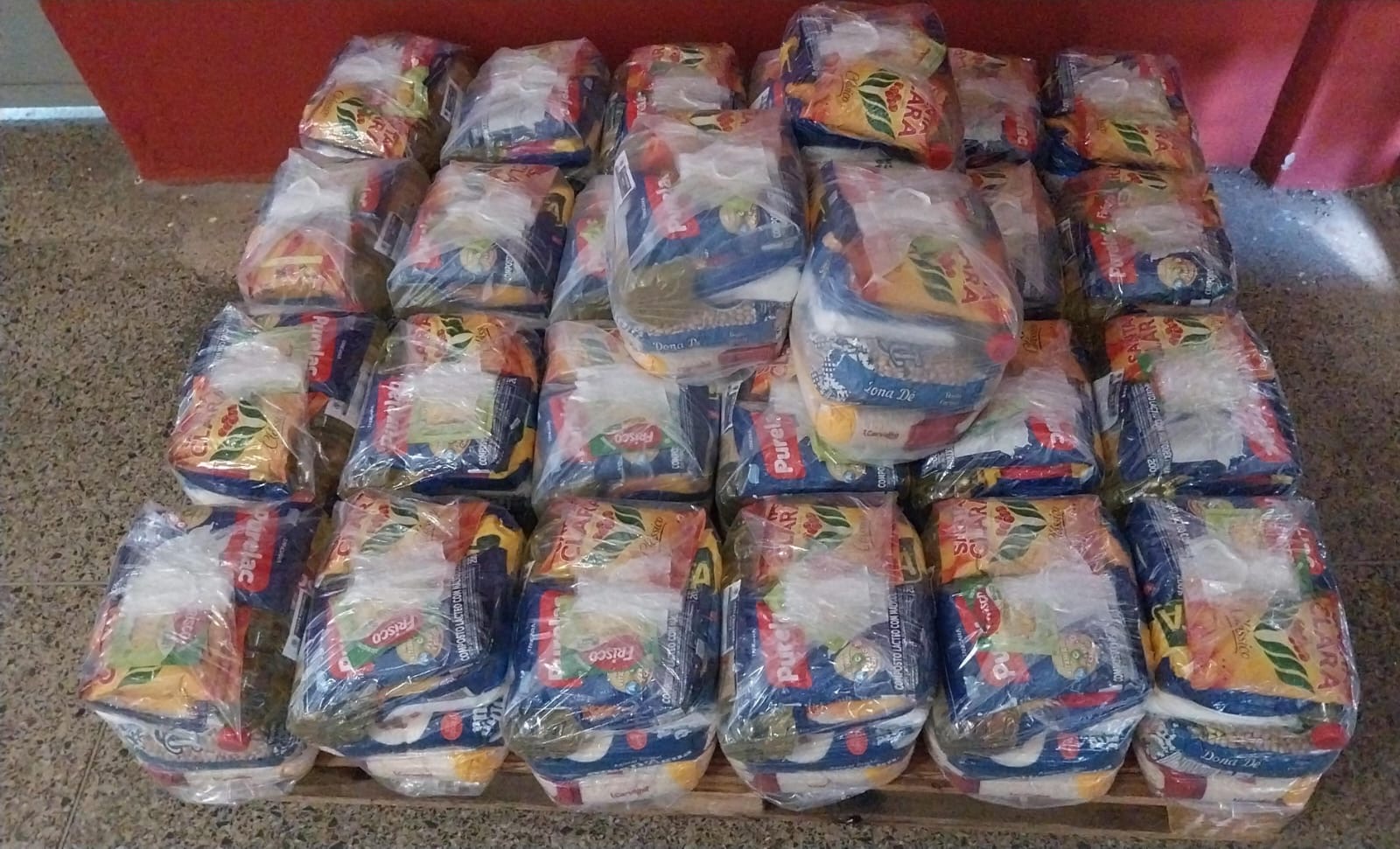 Cestas básicas arrecadadas pelo projeto FoodSave para doação